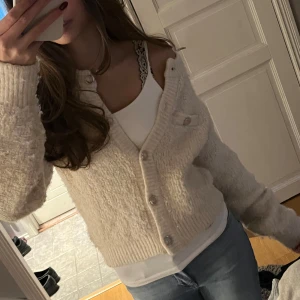 Kofta med knappar - Jätte snygg beige kofta med silvriga knappar. Storlek S men passar Xs också. Sitter jätte fint på och har en asbra passform. Nypris ligger på runt 450kr från H&M men tror inte den finns att köpa länge💞💞