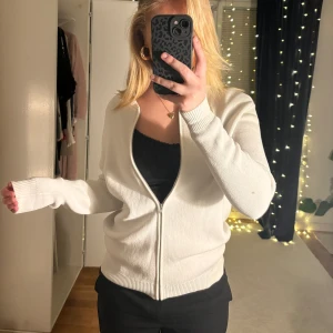 Vit kofta - Vit kofta från tiger of sweden, gott skick, knappt använd!! Bra material 🩷