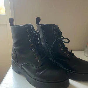 Svarta låga boots - Köpte dessa låga boots med dragkedja på sellpy förra året men de har inte kommit till användning. Väldigt bra skick, säljer för 300kr