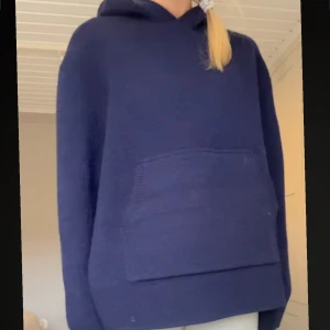Stickad hoodie - Säljer min så fina och mysiga stickade hoodie från Zara i storlek M perfekt till hösten😍 Jätte bra skick!