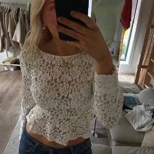 Zara spetstopp - Säljer denna vackra spetsblus från Zara, perfekt för vardag men även fest😍 den är så fin men tyrr inte fått mycke användning av den, endast 2 gånger så bra skick!  Hör av dig vid fler frågor!❤️passar mindre då liten i strl!