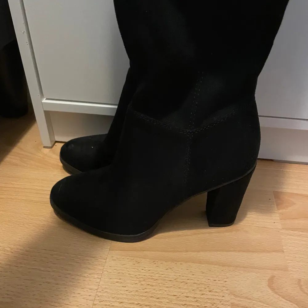 Säljer dessa super snygga långa boots i mocka, aldrig använda och perfekt nu till halloween. Storlek 39 men passar mig bra som vanligtvis har 38. Pris kan diskuteras.. Skor.