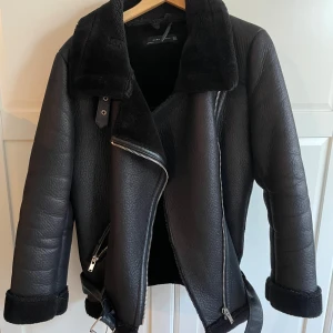 Skinnjacka vinter jacka - Snygg skinnjacka som är fodrad! Den är i jätte bra skick förutom att krocken inuti har gått sönder men det går enkelt att fixa!