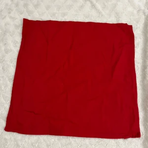 Röd kuddfodral från IKEA - Säljer ett rött kuddfodral från IKEA, modell GURLI. Måtten är 50x50 cm. Perfekt för att ge ditt rum en färgklick! Fodralet är i bra skick och kan enkelt matchas med andra inredningsdetaljer. Passar både i soffan och på sängen. 🌟