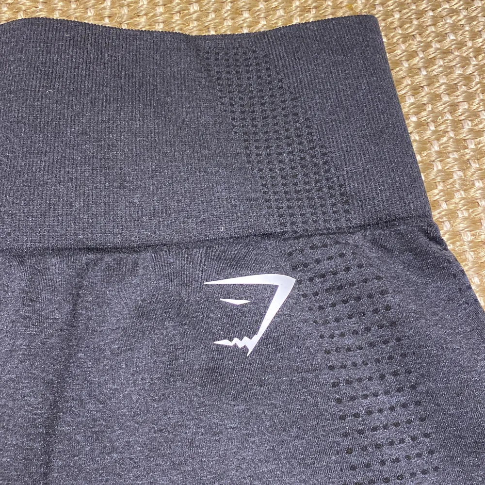 Gymshark träningsshorts Säljer för priset som står så skicka inte prisförfrågan tack :)  Storlek XS Kvar om ej markerade sålda så ni behöver inte fråga :) Kolla gärna mina andra annonser, säljer mycket träningskläder Går bra att trycka på köp nu! . Sportswear.