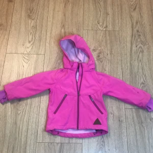 Höst jacka åt 2-3 åringar - Jackan har några fläckar(BORDE gå att tvätta bort), annars inga defekter. Jackan går att minska vid midjan. Höst jacka som även går att använda på vintern. 