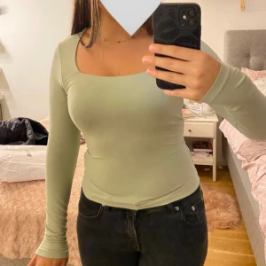 Lång ärmad - Säljer min jättesöta långärmade tröja från h&m, så skönt material och knappt använd🤍Strl xs men passar s-m också. Färgen syns inte så bra men det är en jättefin pistasch grön färg