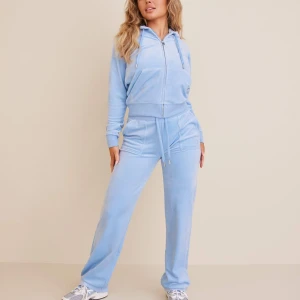 Juicy couture sett - I helt nytt skick, inga tecken på användning. Säljes pga aldrig använt. Precis som ett nytt set, hör av er vid frågor / bilder. Pris kan diskuteras