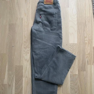 Ljusgrå Levis jeans - Ljusgrå Levis jeans i storlek 14 A. Aldrig använda, pris kan diskuteras 