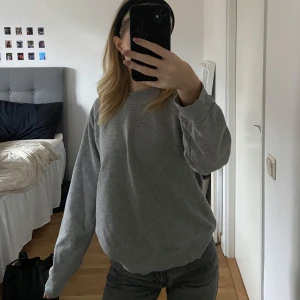 Sweatshirt  - Säljer denna basic grå sweatshirt från h&m. Storlek xs. Den är använd men i okej skick. Säljer den för 99kr.