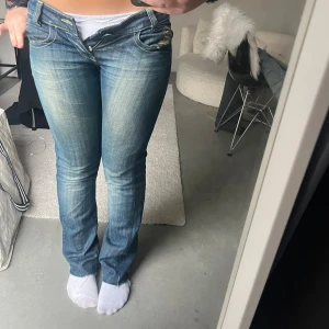 Miss sixty jeans - Lågmidjade och bootcut misssixty jeans. Väldigt gamla men aldrig användna. Tyvärr för små för mig och det finns ett litet hål vid låret annars är de jättebra skick.