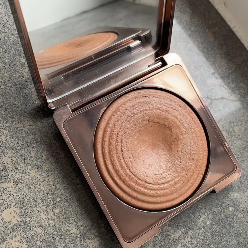 Säljer nu min caia glow bronzer i Gold Coast då den inte passade för min hudtyp. Den är endast provad 3 gånger med en ren borste och har aldrig dubbeldoppat borsten, därav att jag har tagit en del produkt & därför är märket borta. Annars jättefin💗. Skönhet.