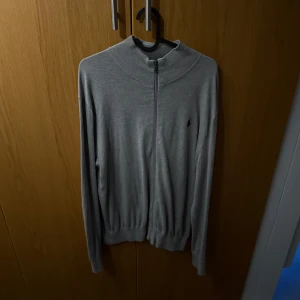 Ralph Lauren zip - Ralph lauren cardigan tröja utan luvva. Nästa aldrig använd skick 10/10 Pris 2.400 när jag köpte