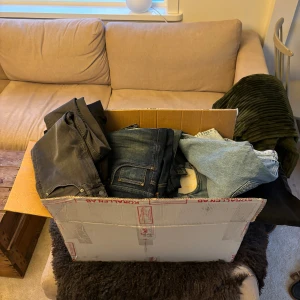 Massor av Nudiejeans till salu.  - Säljer massor av Nudiejeans till bra priser. Är du intresserad av ett par jeans är det bara att höra av sig vilken modell samt storlek du vill ha så kollar jag om det finns. Pris beror på modell.