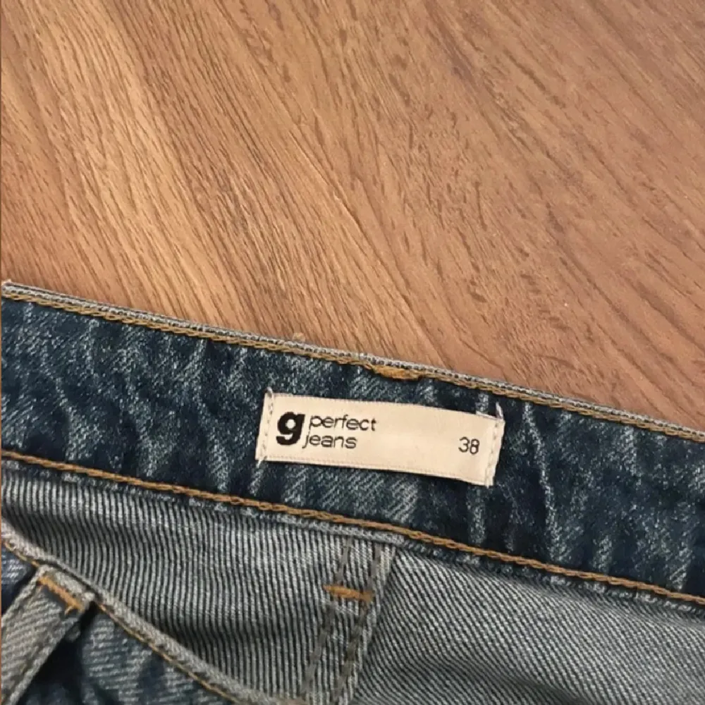 Säljer dessa jeans från Gina då jag ej får någon användning för de, priset går absolut att diskutera☺️ hör gärna av er🤗. Jeans & Byxor.