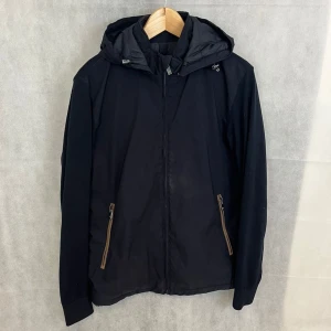 Massimo dutti cardigan  - Toppskick utöver en liten misfärgning på magen, syns knappt i verkligheten. Modellen på bilden är 185 och bär storlek M