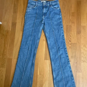 Flare jeans - Blå jeans med utsvängda ben från pull and bear💗 Mått: Innerbenslängd 80cm Ytterbenslängd 104cm Midjebredd 36cm Stussvidd 42cm