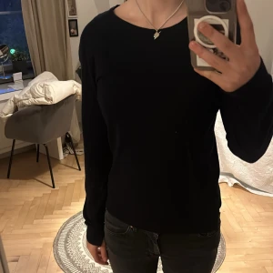 Mörkblå Hm tröja   - Super Söt tunn tröja från Hm💙Den är mörkblå men ser svart ut på bilderna!  Pris kan diskuteras! (Min vän på bilderna)