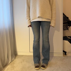 Jeans  - Så snygga bootcut jeans i storlek 26/32, 35cm i midjan och 80cm i innersöm🩵