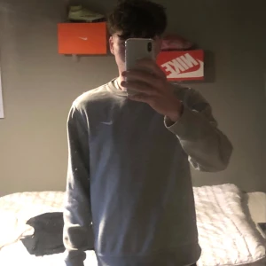 Grå Nike sweatshirt - Mycket bra skick. Använd fåtal gånger. Bara skriva för frågor 