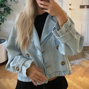 Oversized jeansjacka  - Supersnygg jeansjacka från Gina Tricot  Nypris 499kr