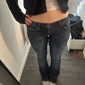 Super lågmidjade jeans - Säljer dessa jeans som jag sytt om till lågmidjade (sömmarna är inte perfekta)! Midjemåttet är ca 35cm🩷Pris kan diskuteras