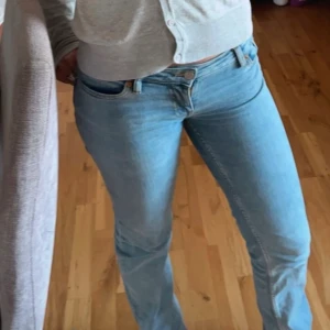 lågmidjade jeans  - säljer nu dessa lågmidjade jeansen från monki som jag aldirg använt💕inga defekter alls så toppen skick💕 Stl 25 och passar mig bra i längden, jag e ish 167💗 (första bilden ej min) 