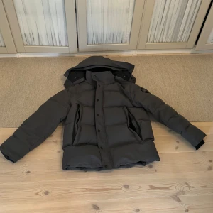 Canada goose black label (XL) - Jackan är i mycket bra skick! Kan garantera på att den håller dig varm eftersom att den är väl dunad😇 Storlek XL Tveka inte på att höra av dig🤗 
