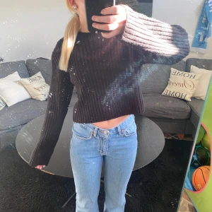 stickad tröja  - kort stickad tröja som är ribbad. jättebra skick, använd max 3 gånger. 