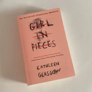 Girl in pieces  - Girl in pieces pocketbok, den är ny och oläst! Boken är på engelska ☺️