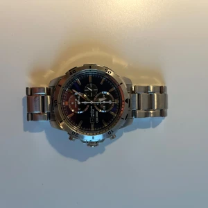 Seiko  - Klocka i kanonskick. Full set. Inköpspris 5000kr. Soldriven. Ingår även extra band från Hirsch.