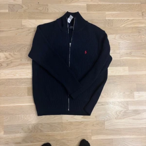 Ralph Lauren stickad zip - Tjena säljer nu min Ralph Lauren Zip i storlek L den är använd fåtal gånger och är i bra skick har inga flaws eller något sådant. Om ni har några frågor är det bara att höra av er!