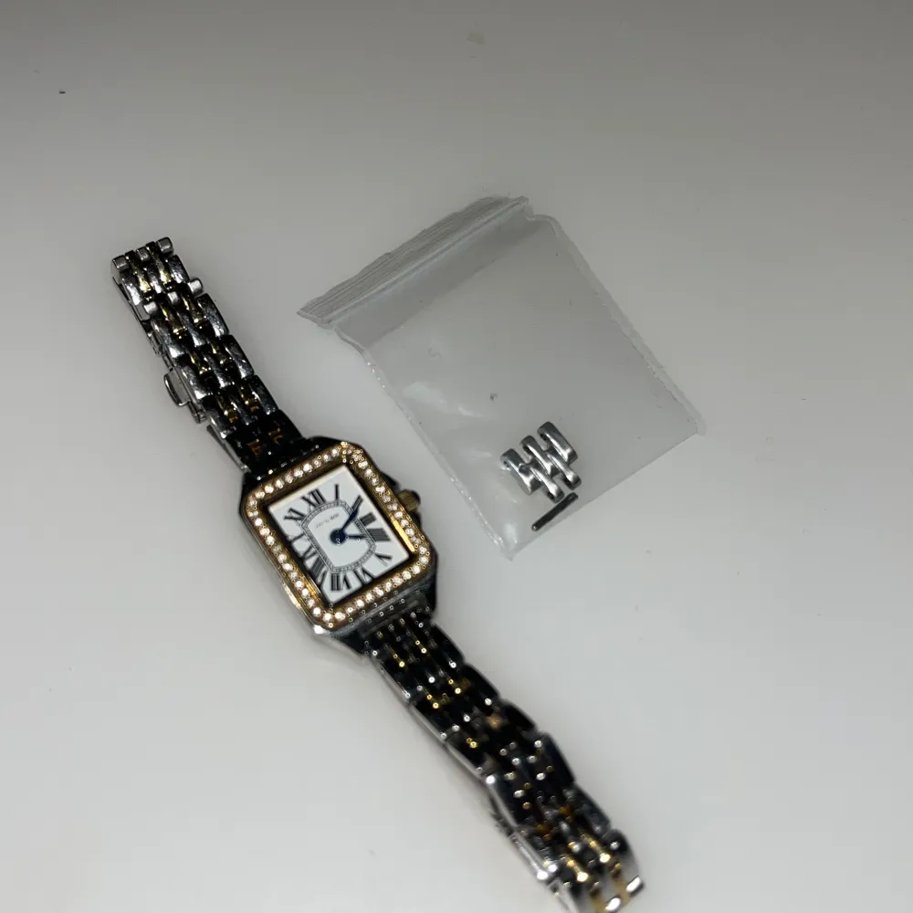 Säljer nu denna sååå fina klocka från Ivy N Rox som är i princip i nyskick!! Köptes för 998kr. En extra länk ingår,en man kan även gå till butik och justera den mindre osv!❤️ Bara att höra av dig om frågor🥰. Asusteet.