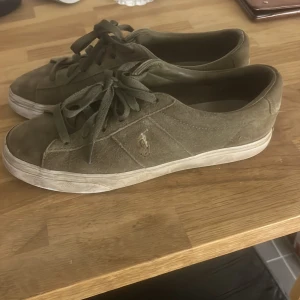 Billigt -  säljer ett par polo skor skickar snabbt vill bli av med dem
