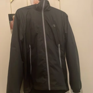 Nike windbreaker - En fräsch nike windbreaker i storlek S men passar fint i M säljer pga att den ej kommer till användning 