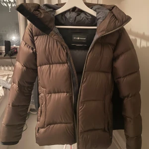 Dunjacka  - Super varm och skön! Bra skick och sitter super snyggt. Nypris: 3000kr. Priset kan diskuteras. 