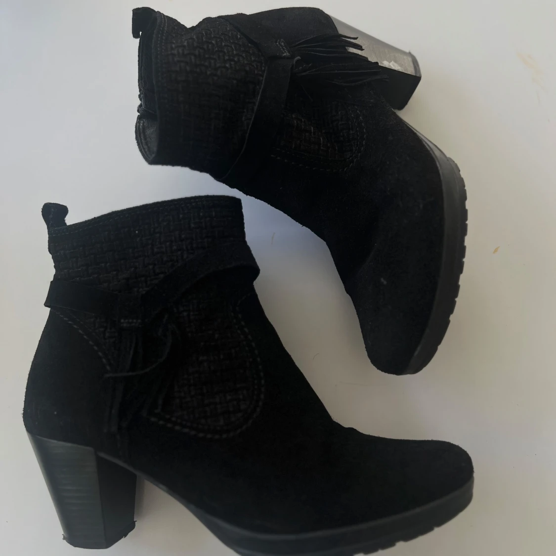 Snygga svarta stövletter med fransar