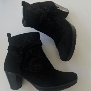 Snygga svarta stövletter med fransar - Stövletterna har en blockklack och en dragkedja på sidan. Använda ett fåtal gånger, i mycket bra skick. Storlek 39. Smal passform. Funkar även för storlek 38 och 38,5.