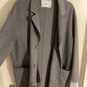 Axel arigato kappa - Väldigt fin kappa i cashmere material. Använts fåtal gånger, väldigt bra skick