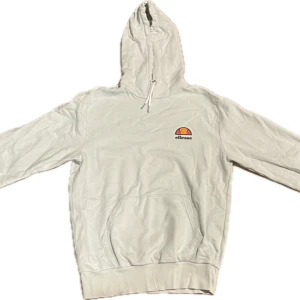 Ellesse hoodie ljusgrön/vit - Säljer min Ellesse-hoodie, storlek M. Väldigt ljusgrön, använd några gånger men i bra skick.