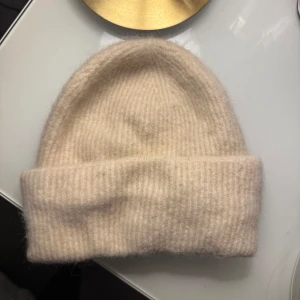 Mössa samsøe samsøe  - Superfin beige mössa från samsøe samsøe 