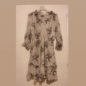 Klänning från gina tricot - Använts några gånger!