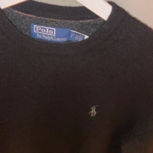 Ralph lauren 100% ull - Tja, säljer nu den här riktigt sköna Ralph lauren tröjan i 100% ull. Tröjan är small men passar bättre på XS. Perfekt nu till hösten och vintern❄️⛄️. Pris kan diskuteras vid snabb affär!