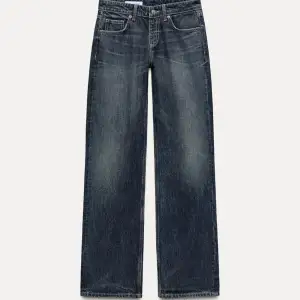 Säljer dem populära low waist jeansen från Zara som är slutsålda. Dem är väldigt lågmidjade och flate/wide i benen och är i storlek 34. Dem är helt oanvända.