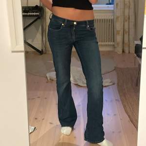 Säljer dessa lågmidjade jeans från 7 for all mankind, nypris typ 2700kr, nästan helt oanvända  PRIS KAN DISKUTERAS -skicka prisförslag 