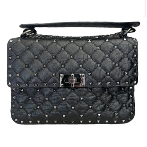 Valentino väska  - Säljer min valentino garavani spike Leather bag i super bra skick! Köpt i andrahand för 12.900!💕 tyvärr lurad då äthetsbevis & kvitto kom inte med (glömde), kommer därav inte till användning! Men till 99% äkta då den är exemplarisk samt var dyr 💕