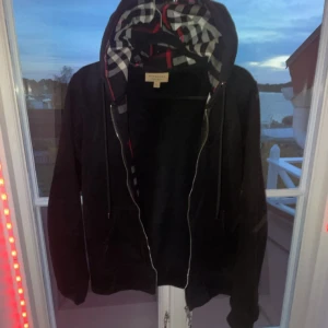 Burberry hoodie  - Hej säljer min burberry hoodie som jag har växt ur. Skick 9/10 har tyvär slarvat bort kvittot. PRISET ÄR INTE BESTÄMT SÅ SKRIV SÅ FORT NI UNDRAR NÅGOT!!!