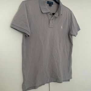 Ralph lauren T-shirt  - Fin grå Ralph lauren passar storlek xs