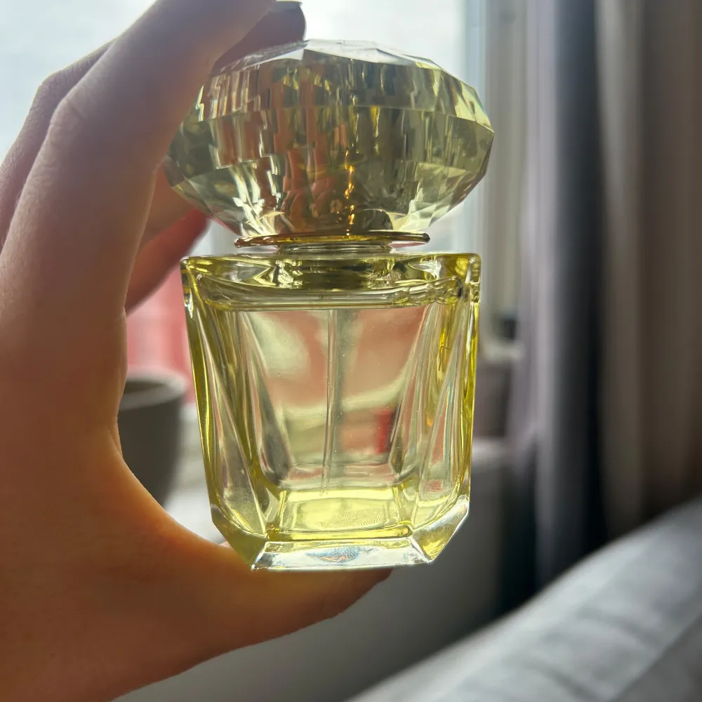 Versace yellow Diamond i deras näst största modell (90ml), endast sprayat ~5 ggr. Parfym.