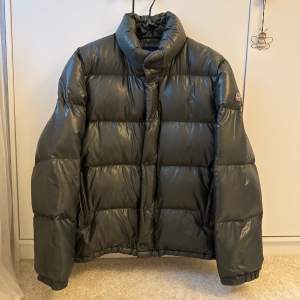 Jacka från moncler. Som en storlek L, men jag tycker att sen sitter snyggt som oversized🖤 Självklart äkta!